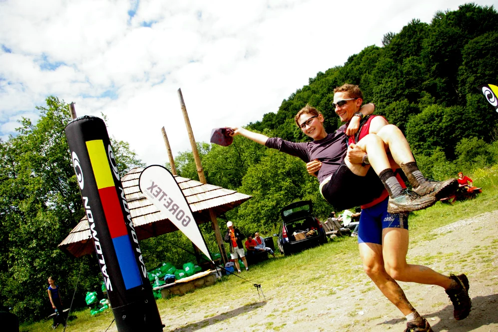 Meta Biegu Rzeźnika 2011. Według regulaminu, zawodnicy w drużynie nie mogą się oddalać od siebie na więcej niż 100m.