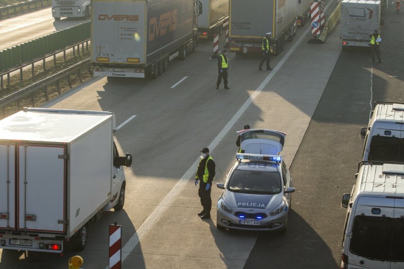Wypadek na A4 koło Wrocławia. Nie żyje mężczyzna, który wbiegł na drogę