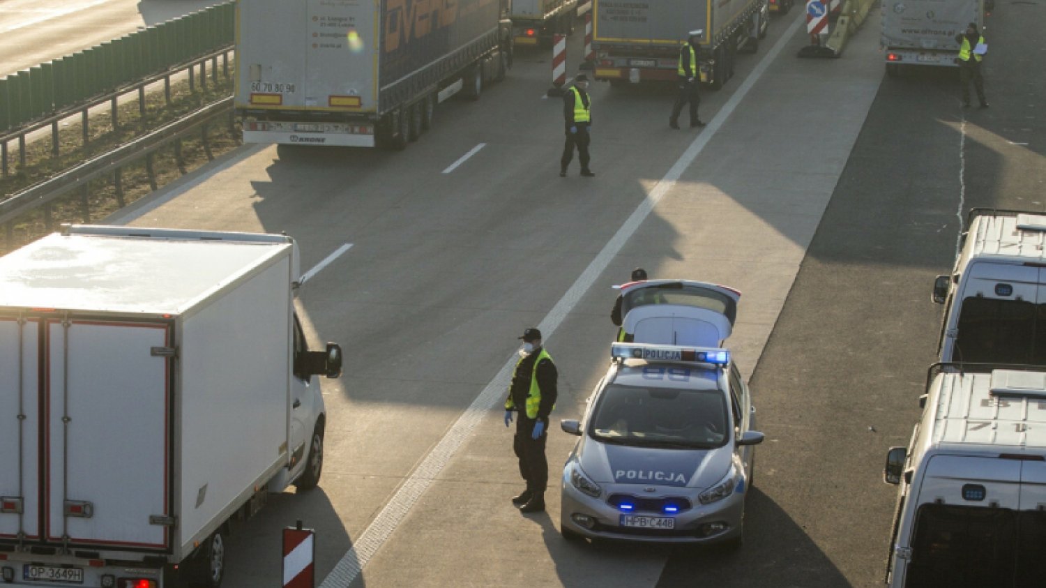 Wypadek na A4 koło Wrocławia. Nie żyje mężczyzna, który wbiegł na drogę