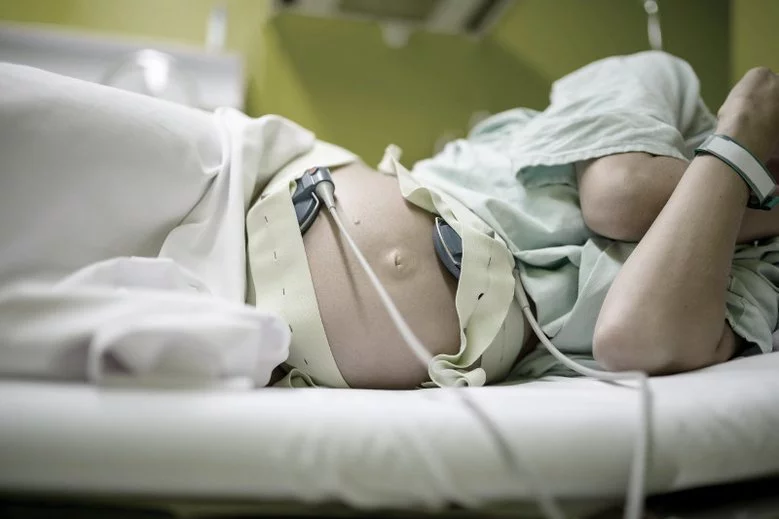 Każda Pacjentka, bez względu na umiejscowienie ciąży obumarłej lub pozamacicznej, na etapie przyjęcia na Oddział Ginekologii otrzymuje pakiet informacji - instrukcji z możliwościami postępowania oraz zgód Pacjenta – informuje rzeczniczka szpitala.