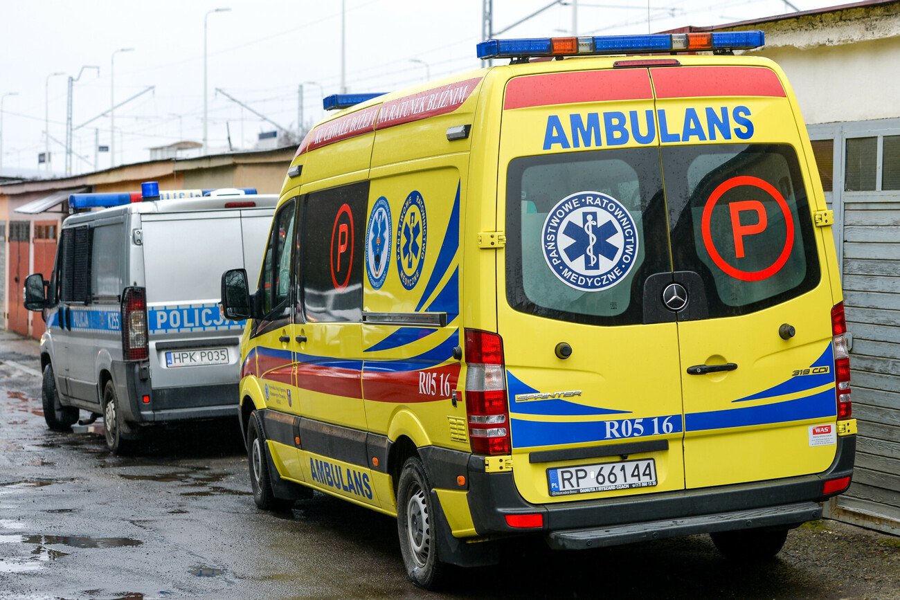 Policjant został dźgnięty nożem w brzuch podczas interwencji.