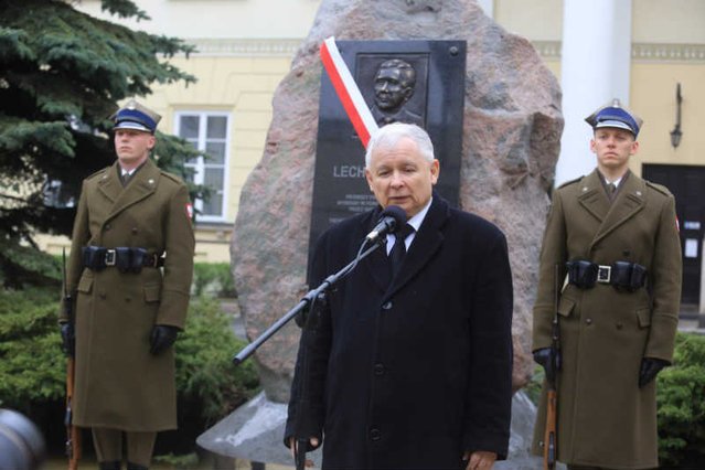 Głaz upamiętniający Lecha Kaczyńskiego zniknie z dziedzińca stołecznego ratusza, podobnie jak tablice smoleńskie z Pałacu Prezydenckiego.