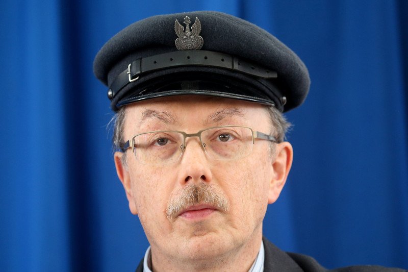 Adam Słomka charakteryzuje się na marszałka Piłsudskiego, nie rozstaje się z charakterystyczną czapką - maciejówką