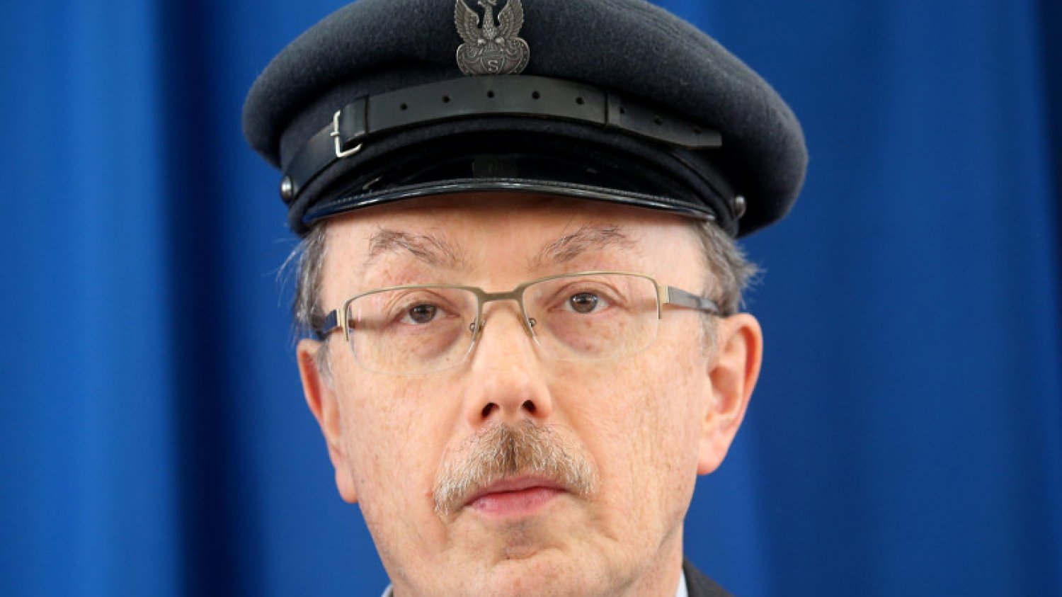 Adam Słomka charakteryzuje się na marszałka Piłsudskiego, nie rozstaje się z charakterystyczną czapką - maciejówką