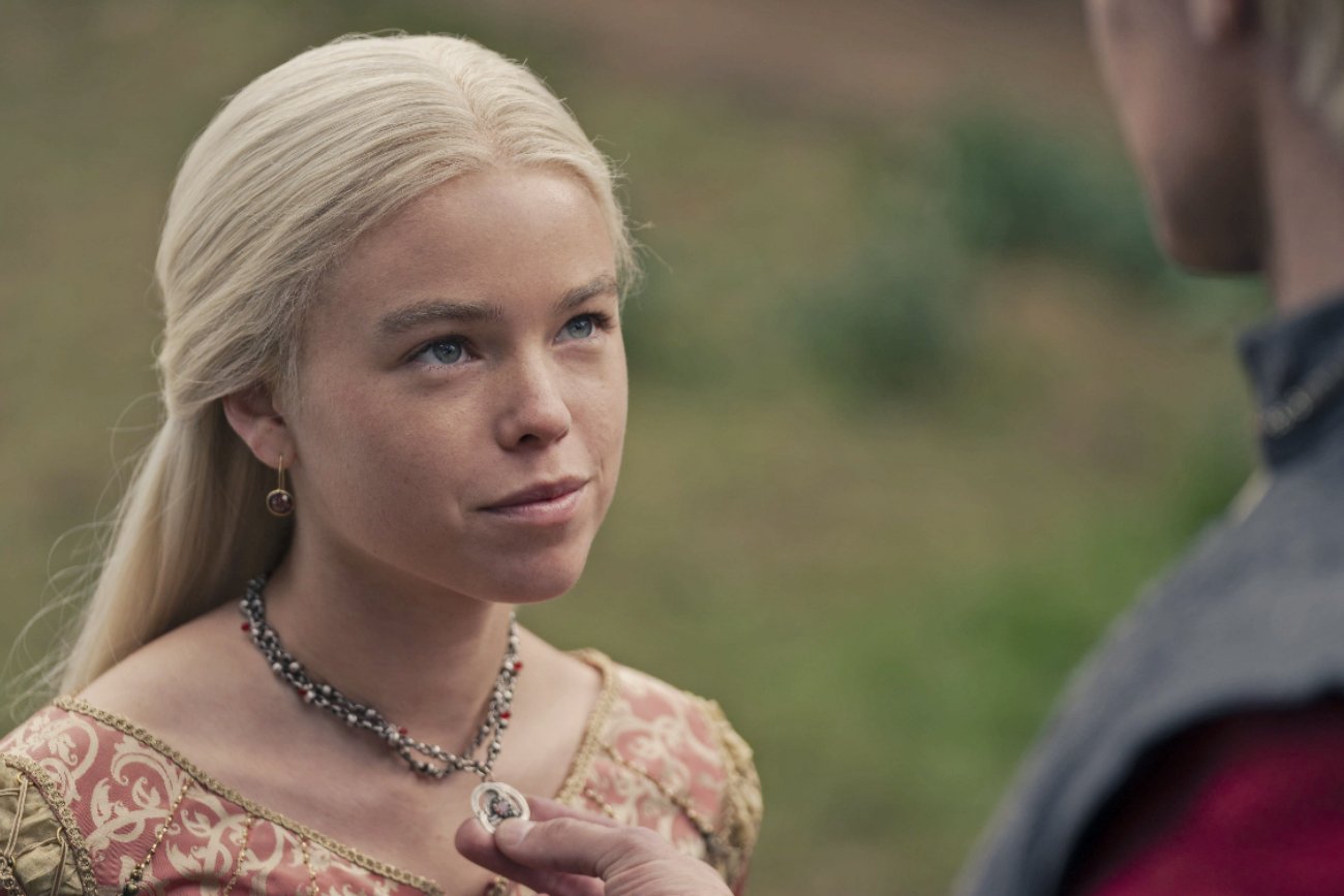 Milly Alcock o uczuciach łączących Rhaenyrę z Daemonem.