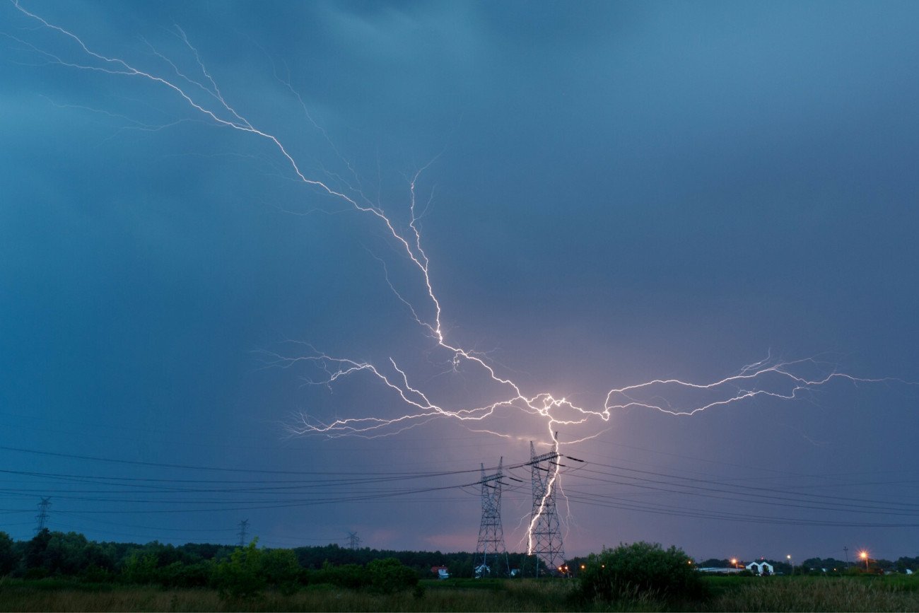Gwałtowne burze przeszły nad Polską. Tysiące odbiorców pozostaje bez prądu.