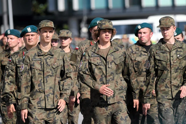 Grupy paramilitarne będą miały utrudniony dostęp do mundurów nowego wzoru