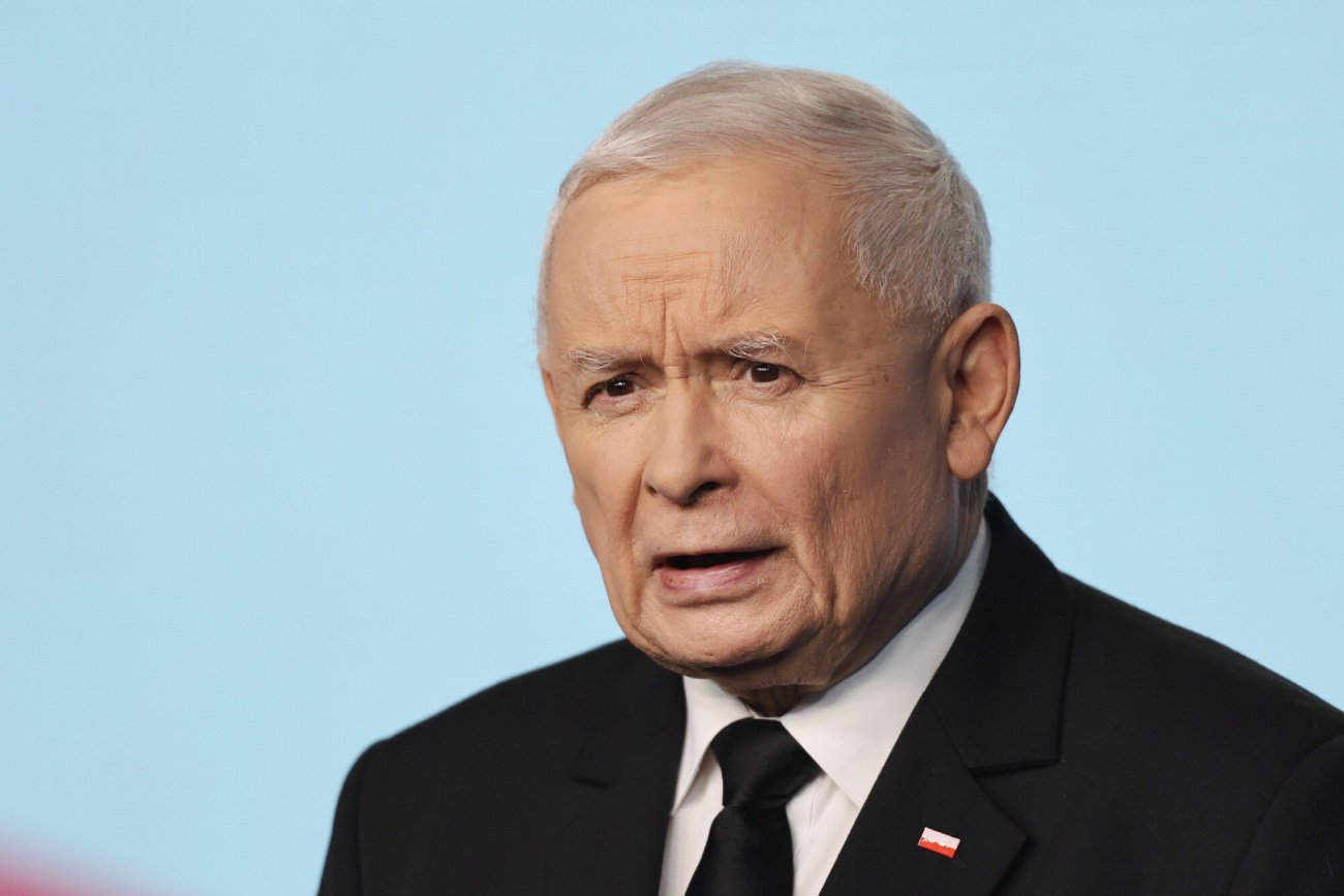 Jarosław Kaczyński w natarciu. PiS odrabia straty do KO.