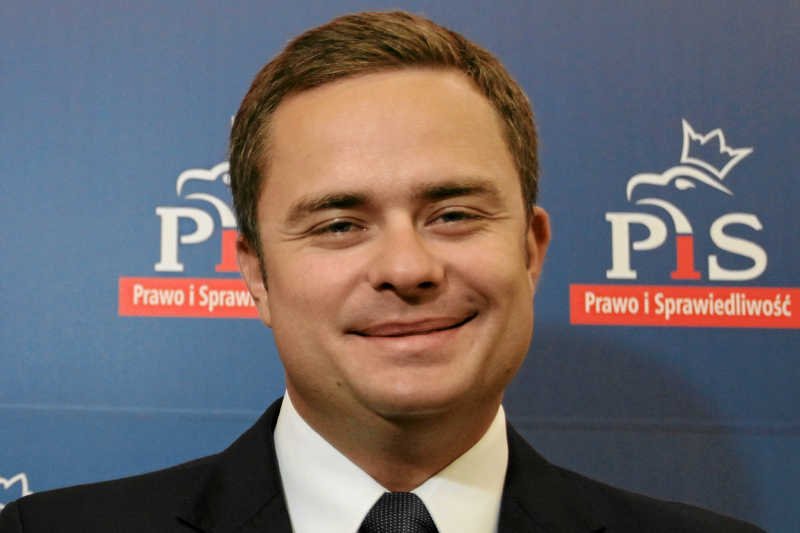 Adam Hofman został przyłapany przez paparazzich na dwuznacznych rozmowach ze współpracownikami.