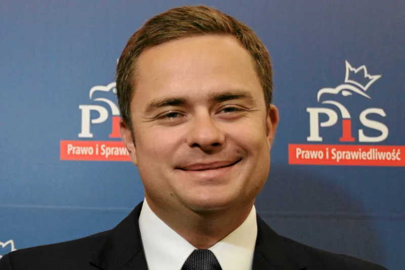 Adam Hofman został przyłapany przez paparazzich na dwuznacznych rozmowach ze współpracownikami.