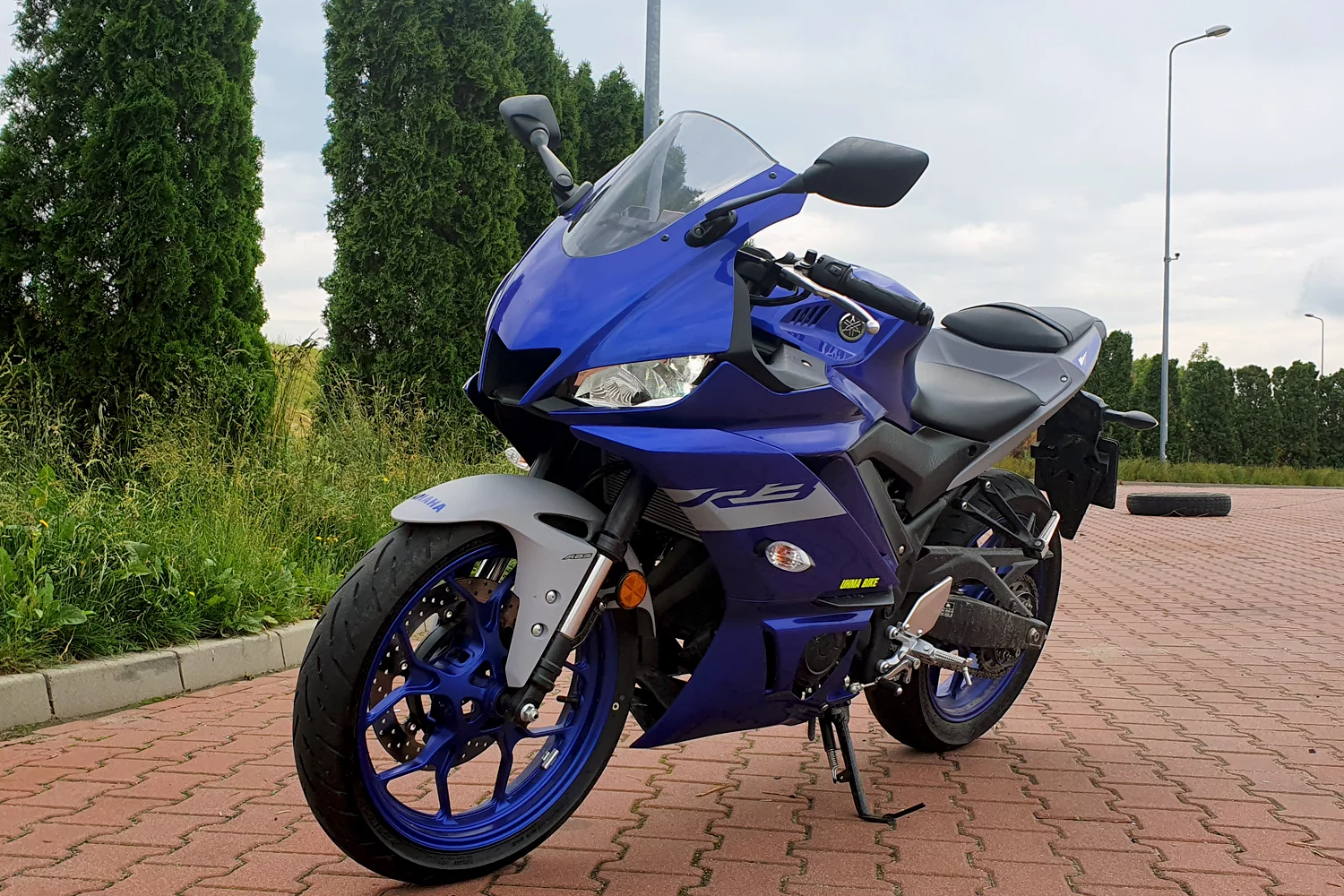 Yamaha R3 może być świetnym jednośladem na początku zabawy w ściganie się na motocyklach.
