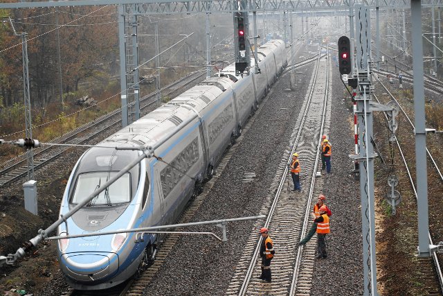 Pociag Pendolina na torach. Szybka kolei wymusiła likwidację niektórych mniejszych i większych połączeń na terenie całego kraju.