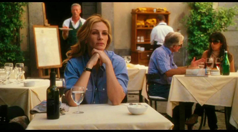 Co prawda akcja filmu „Jedz, módl się, kochaj” nie rozgrywa się akurat w Toskanii ani Prowansji, ale założenia są takie same. Oto Amerykanka po przejściach udaje się w podróż po świecie, żeby odnaleźć szczęście dzięki prostocie.