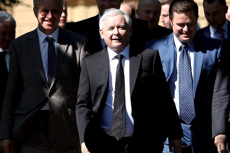 Podczas piątkowej trasy wyborczej po bastionach PiS miło Jarosławowi Kaczyńskiemu było tylko w Lublinie. Kilka godzin później w Rzeszowie KNP zepsuło mu zakończenie kampanii wyborczej.