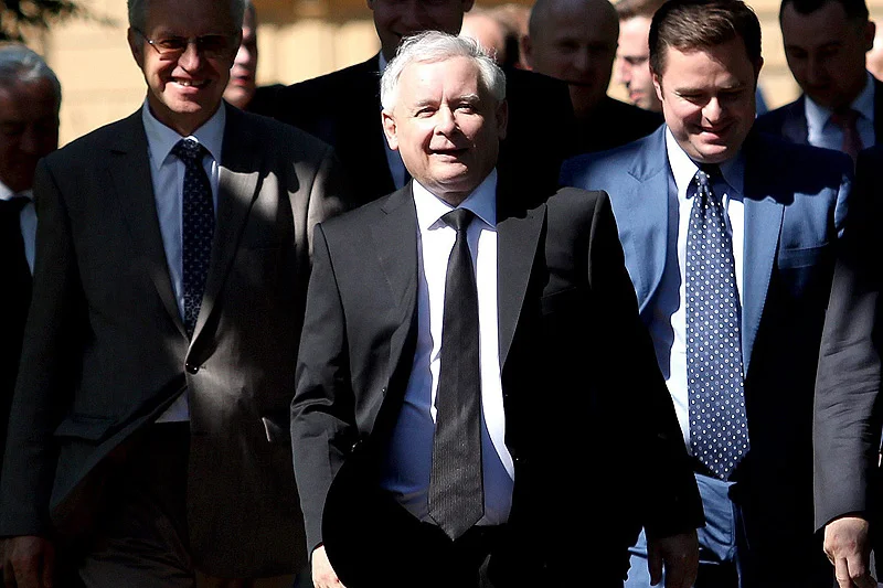 Podczas piątkowej trasy wyborczej po bastionach PiS miło Jarosławowi Kaczyńskiemu było tylko w Lublinie. Kilka godzin później w Rzeszowie KNP zepsuło mu zakończenie kampanii wyborczej.