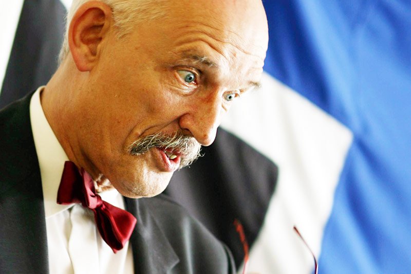 Janusz Korwin-Mikke przed atakiem na Michała Boniego miał dopuścić się podobnego czynu wobec Katarzyny Piekarskiej.