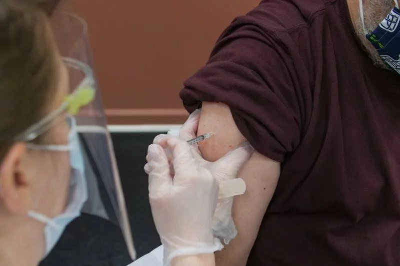 Młoda lekarka pracująca w szpitalu we Włoszech w mieście Massa przez przypadek otrzymała całą fiolkę szczepionki Pfizera, czyli aż sześć dawek. Młoda lekarka pracująca w szpitalu we Włoszech w mieście Massa przez przypadek otrzymała całą fiolkę szczepionki Pfizera, czyli aż sześć dawek