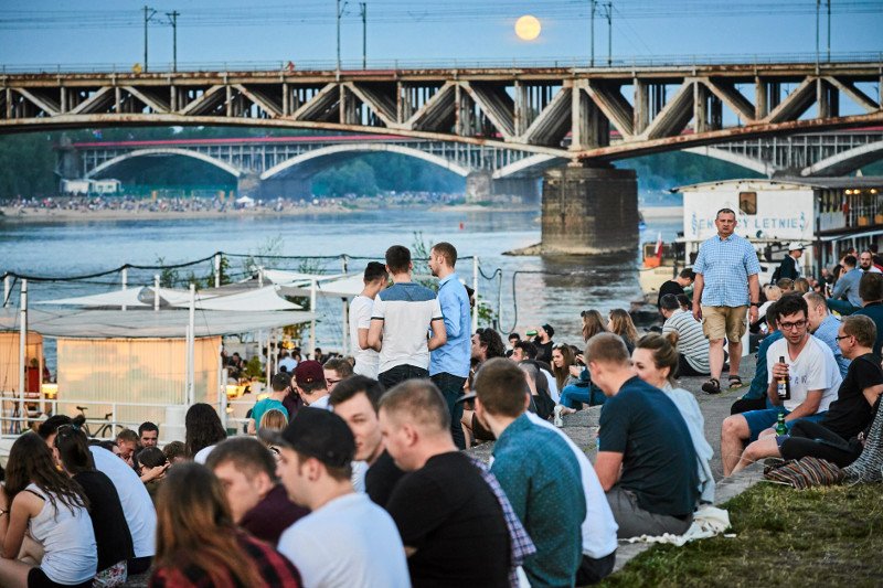 Bulwary nad Wisłą, miedzy mostem Świętokrzyskim a mostem Poniatowskiego.