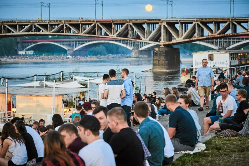 Bulwary nad Wisłą, miedzy mostem Świętokrzyskim a mostem Poniatowskiego.