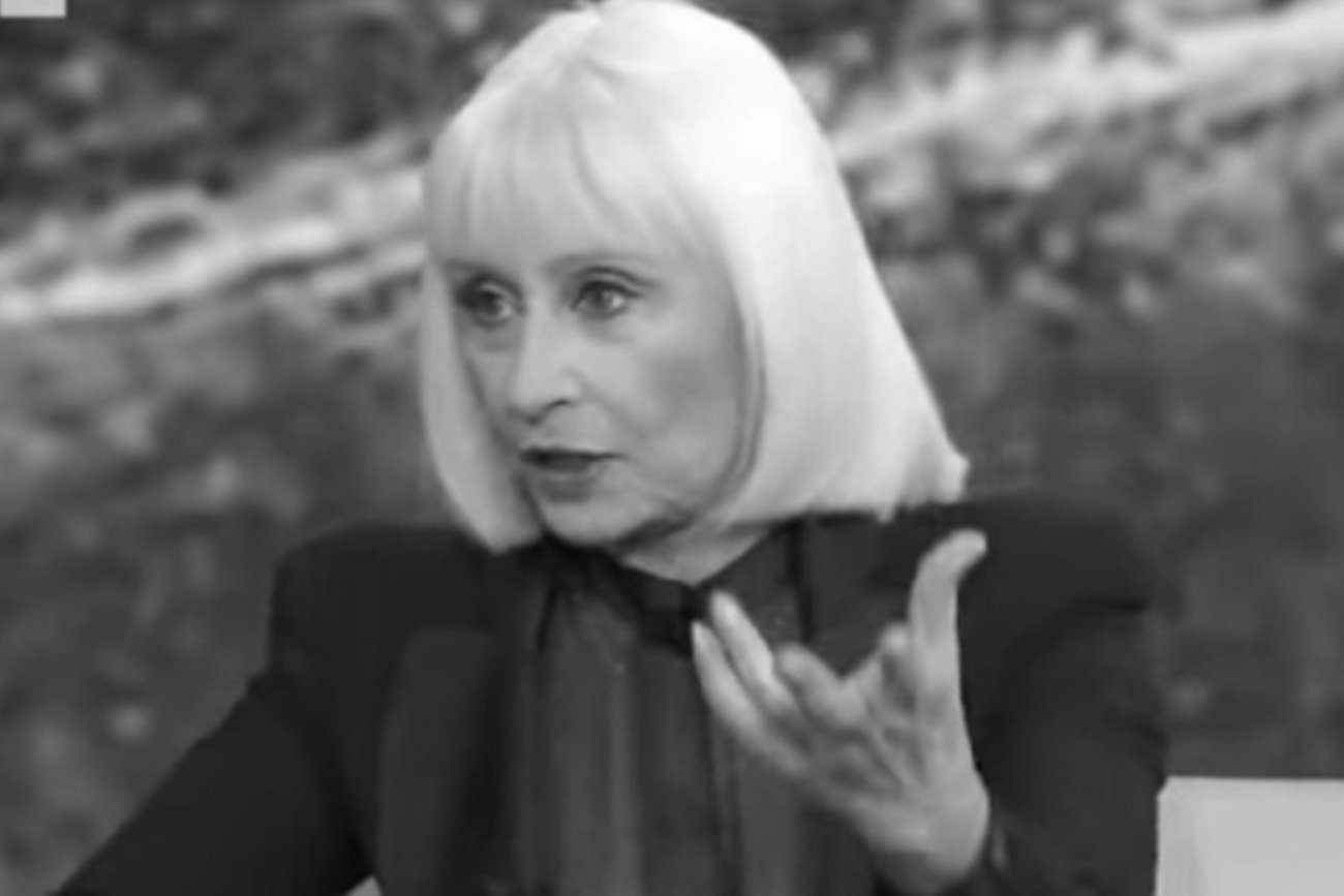 Raffaella Carra udziela wywiadu.