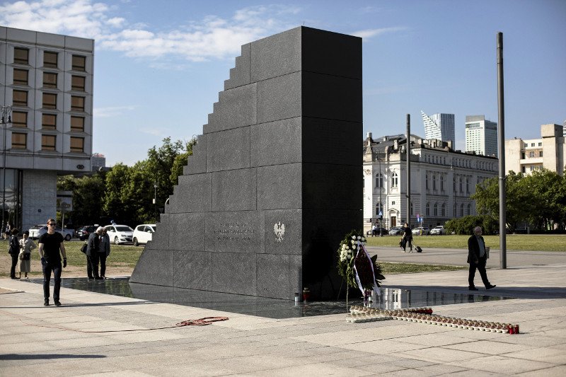 Policja zatrzymała dwóch chłopców, którzy jeździli na hulajnogach wokół Pomnika Smoleńskiego.