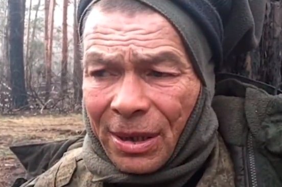 Rosyjski jeniec tłumaczy, czemu przyjechał na wojnę w Ukrainie.