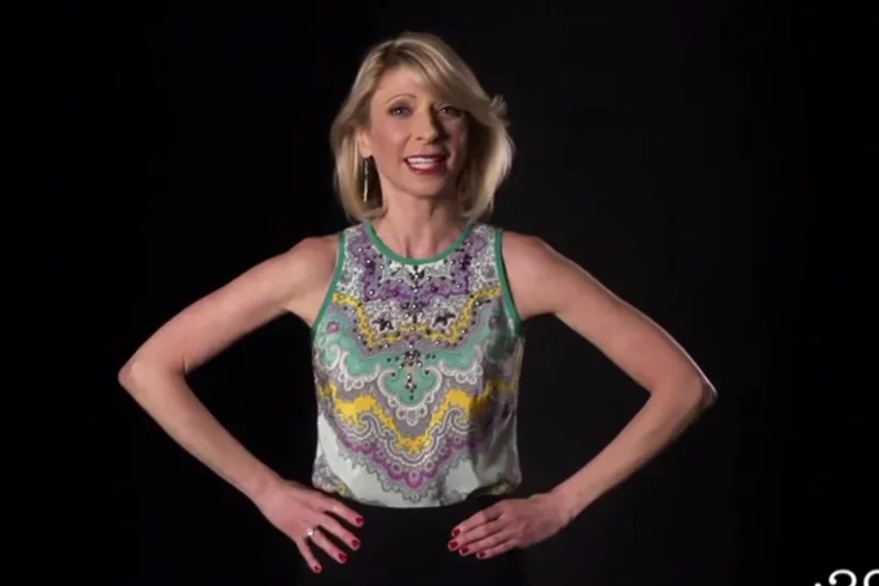 Poza Wonder Woman - według Dr Amy Cuddy z Harvardu ta właśnie poza zwalcza w nas nieśmiałość, wpływając na produkcję określonych hormonów