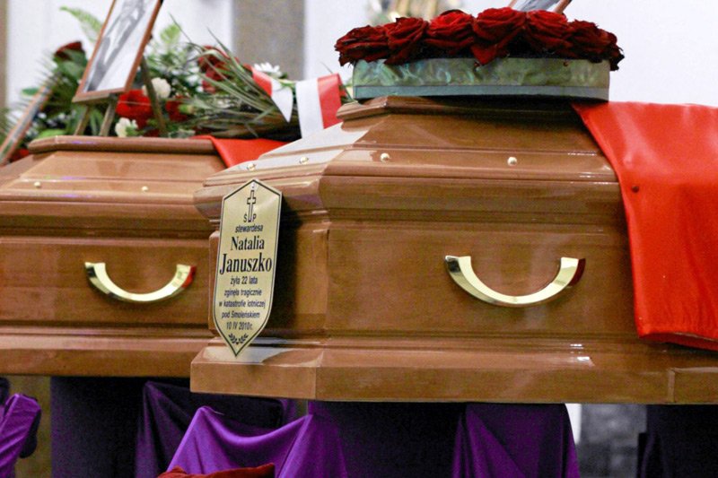 Tabloid "Super Express" donosi, że także w trumnie stewardessy Tu-154M Natalii Januszko znaleziono fragmenty ciał innych ofiar katastrofy smoleńskiej.