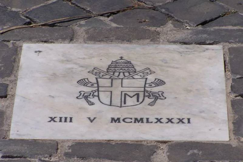 Tablica upamiętniająca zamach na Jana Pawła II.
