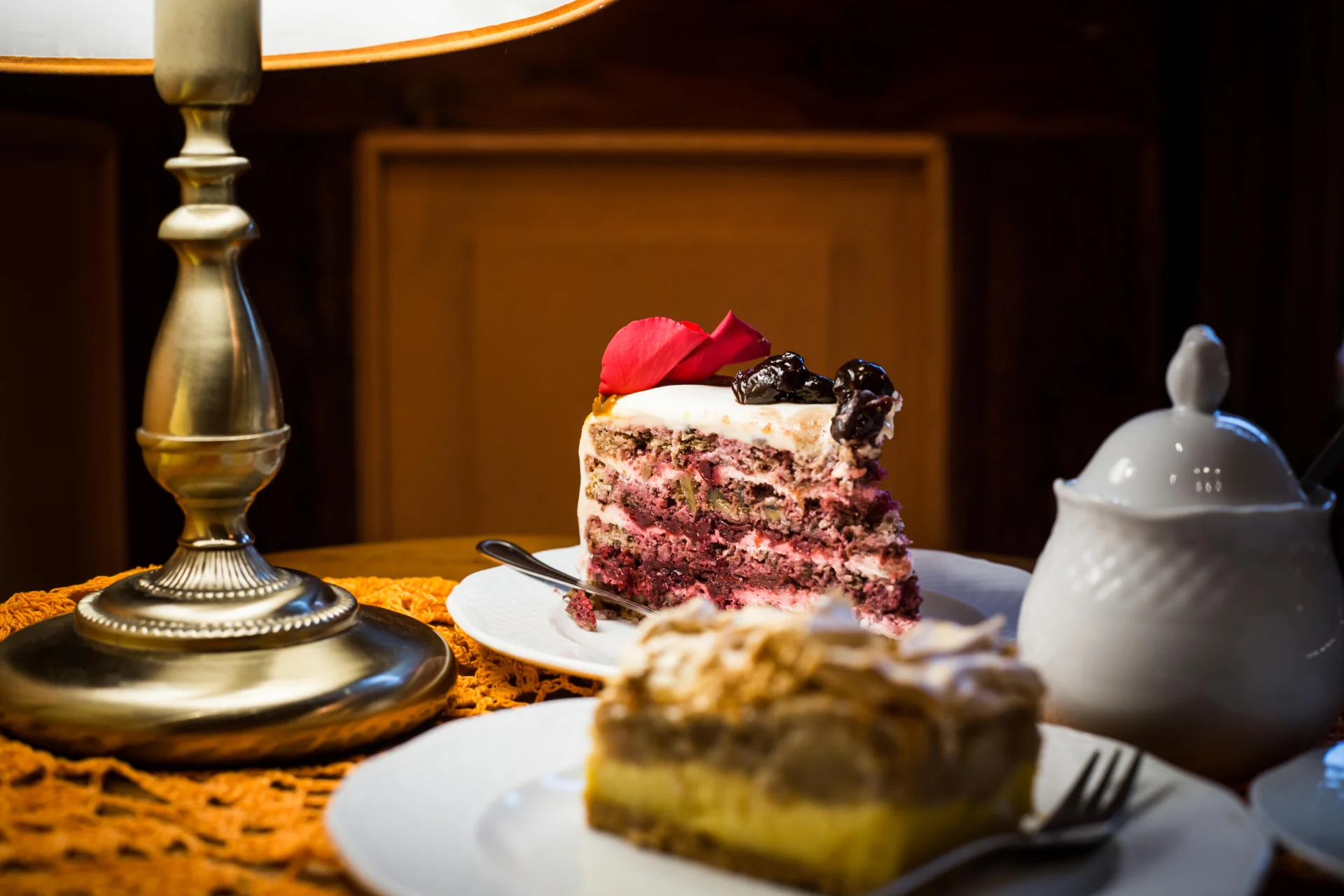 Nieco rustykalny klimat restauracji sprzyja delektowaniu się "babciną" szarlotką.