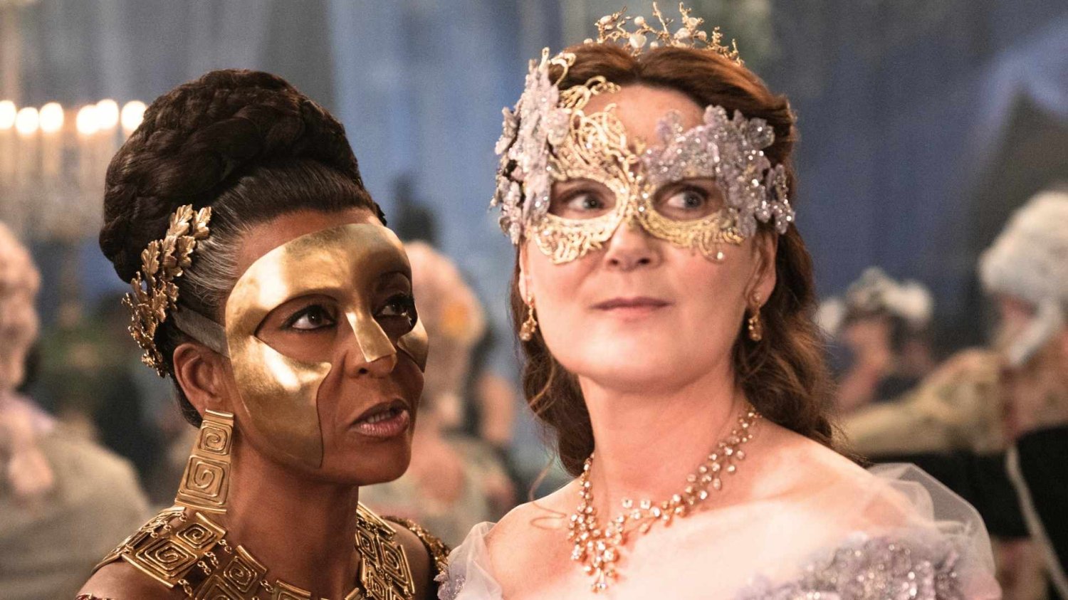 Adjoa Andoh i Ruth Gemmell w serialu "Bridgertonowie"