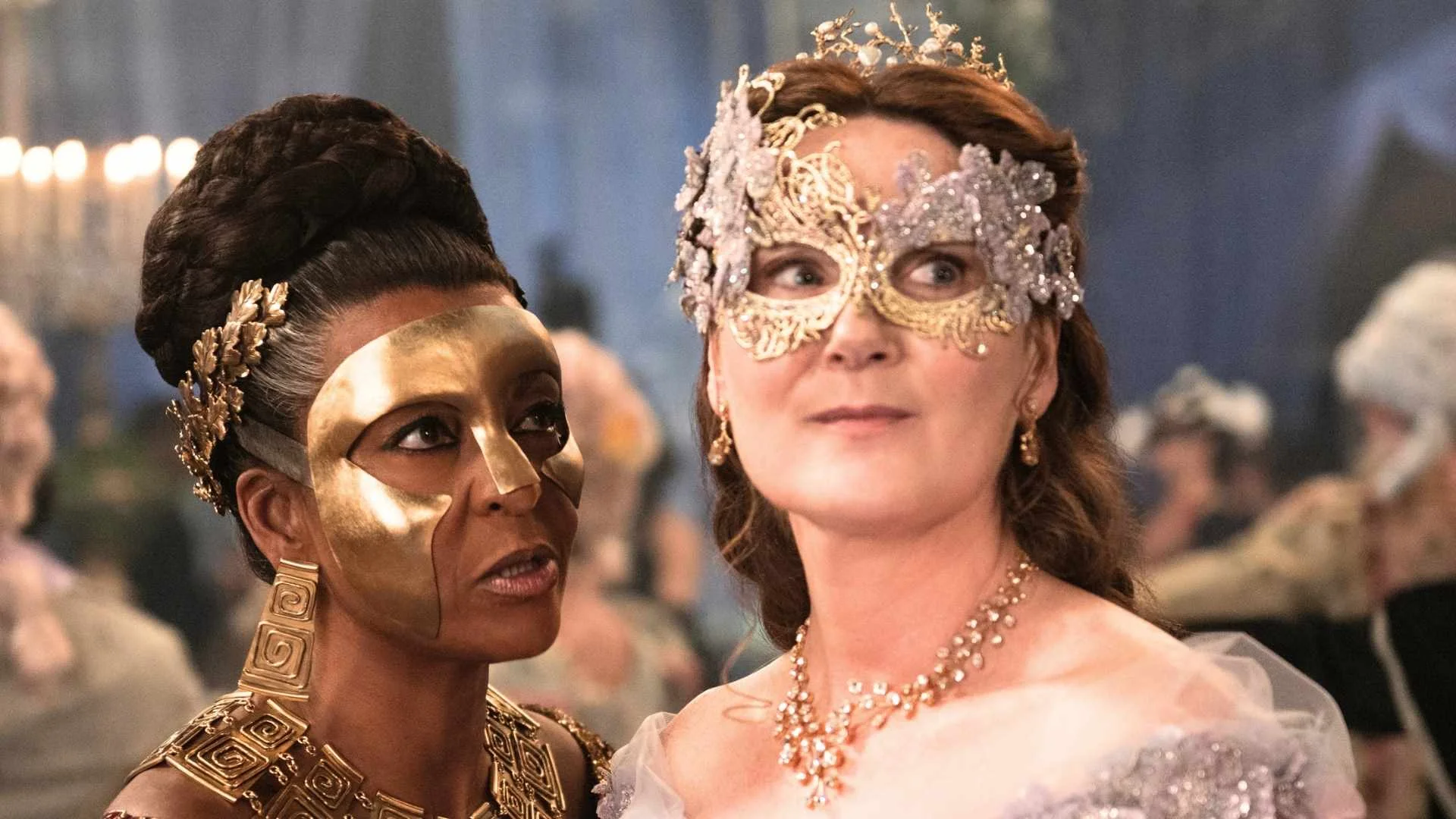 Adjoa Andoh i Ruth Gemmell w serialu "Bridgertonowie"