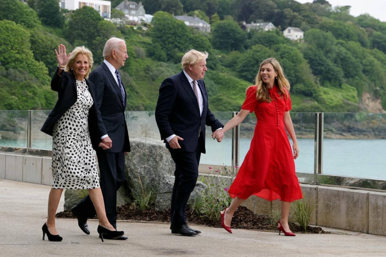 Żony prezydenta USA i premiera Wielkiej Brytanii pierwszy raz brały udział w takim międzynarodowym wydarzeniu jak szczyt G7. Żony prezydenta USA i premiera Wielkiej Brytanii pierwszy raz brały udział w takim międzynarodowym wydarzeniu jak szczyt G7.