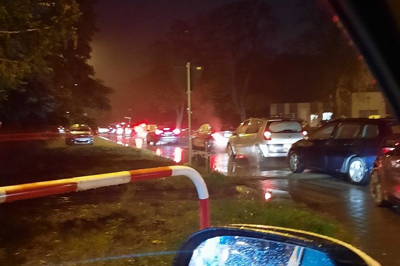 Polacy ruszyli na groby. W sobotę zgodnie z decyzją rządu cmentarze mają zostać zamknięte.