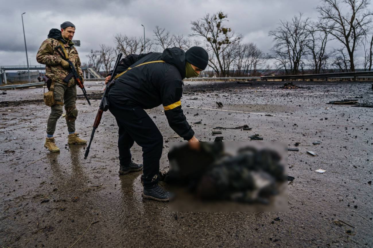 Ukraińscy żołnierze sprawdzają ekwipunek żołnierza rosyjskiego.