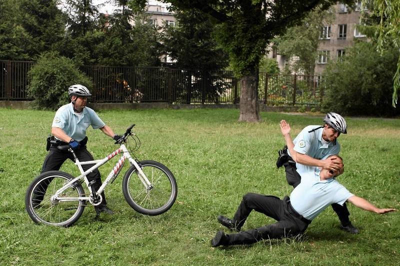 Kraków, rok 2007. Holenderscy policjanci szkolą polskich kolegów jak używać rowerów do obrony.