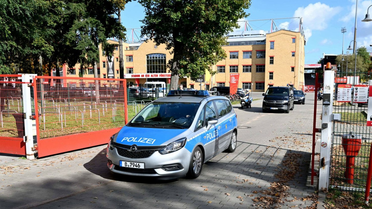 Po co policja w Niemczech umieszcza czerwoną naklejkę na samochodzie?