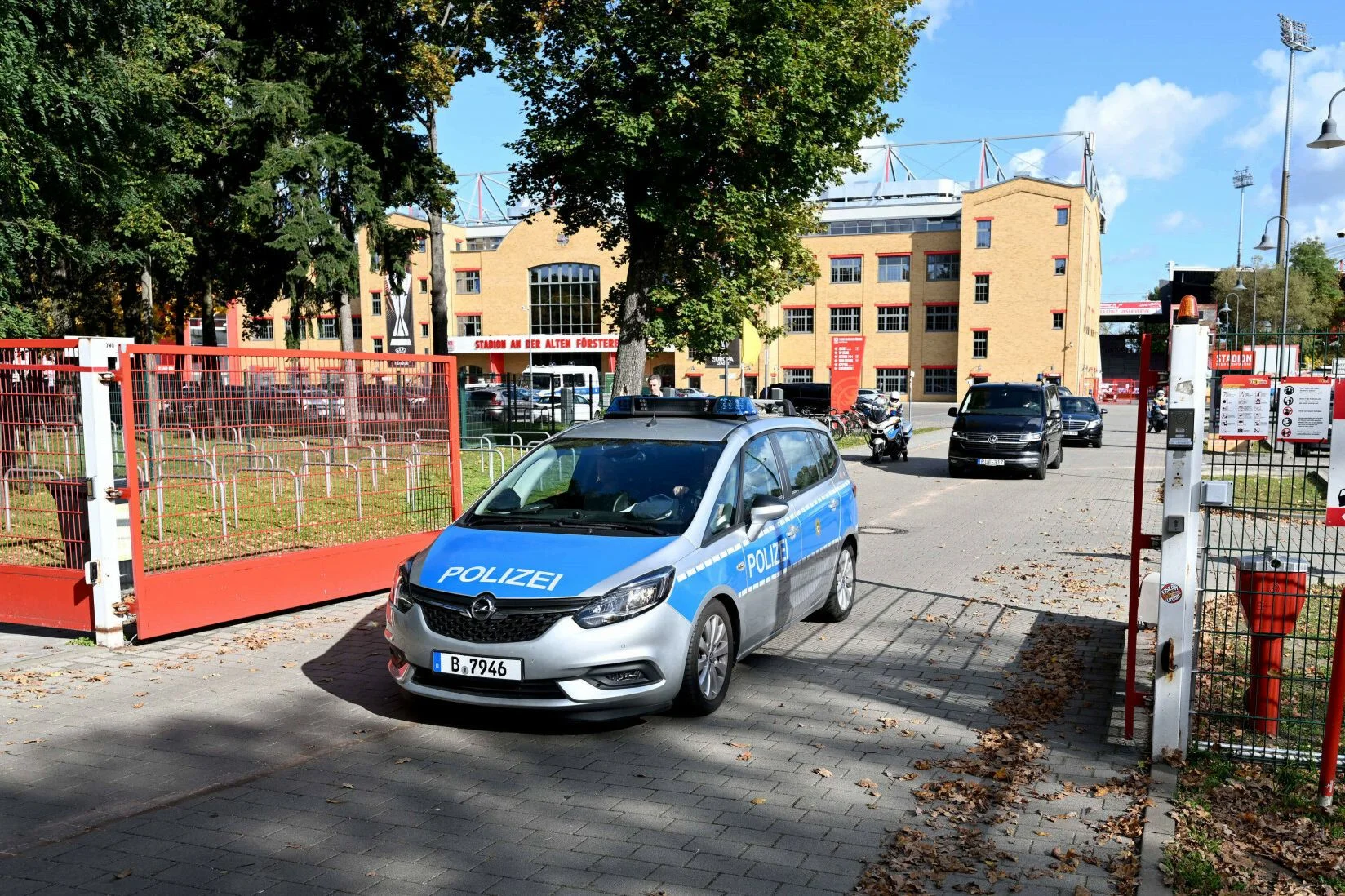 Po co policja w Niemczech umieszcza czerwoną naklejkę na samochodzie?