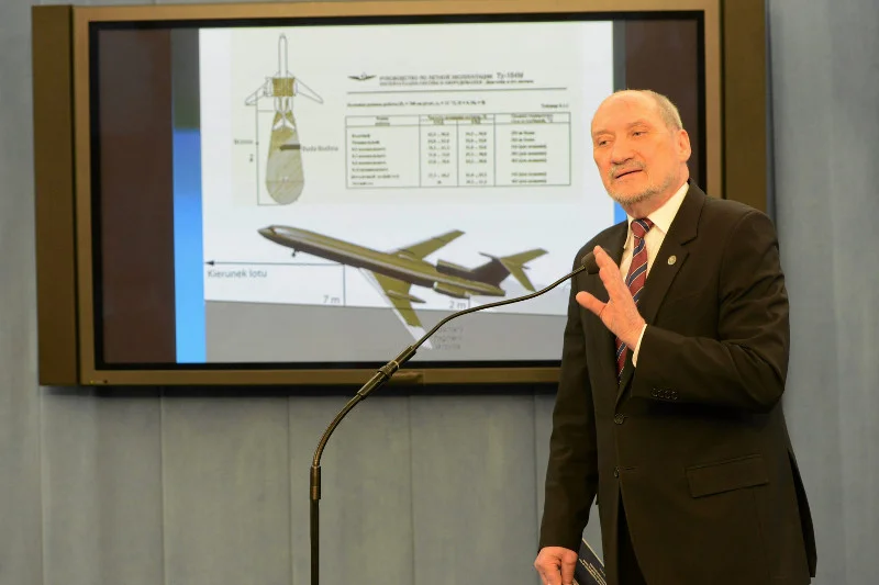 Antoni Macierewicz jeszcze w marcu przekonywał na konferencji prasowej o zamachu w Smoleńsku