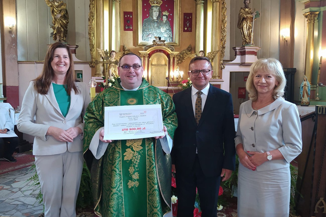 Politycy PiS rozdają czeki, m.in. parafiom, które otrzymały dotacje w ramach rządowego programu odbudowy zabytków. Na zdjęciu poseł Marek Matuszewski w parafii w Giecznie.