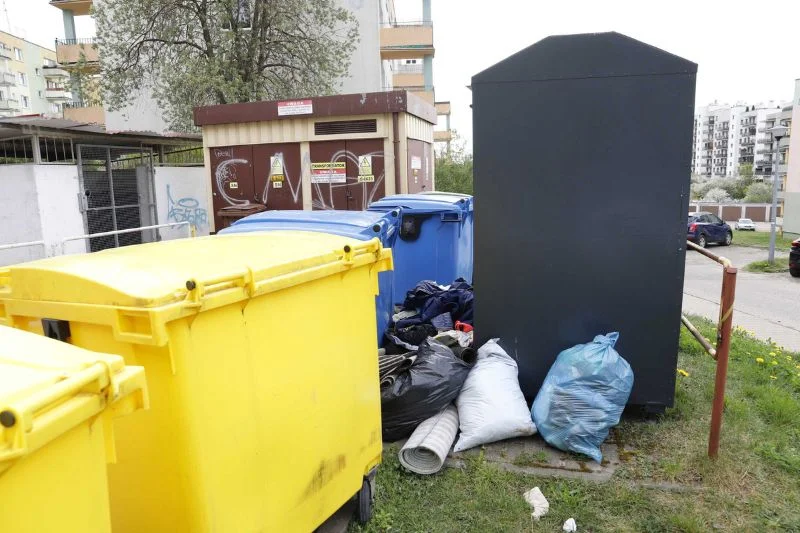 Pojemniki na tekstylia miały być wybawieniem. Pokażę wam, jak to działa w moim mieście Przepełniony kontener na tekstylia w Olsztynie
