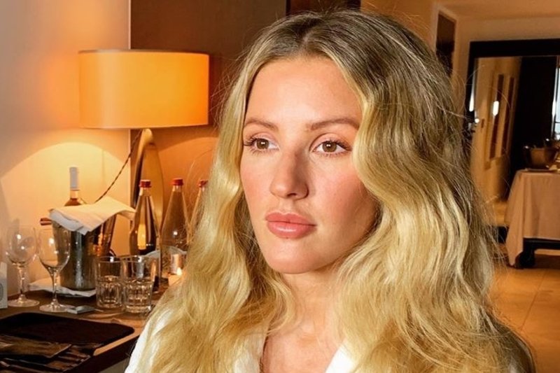 Kreacja ślubna piosenkarki Ellie Goulding podzieliła internautów.