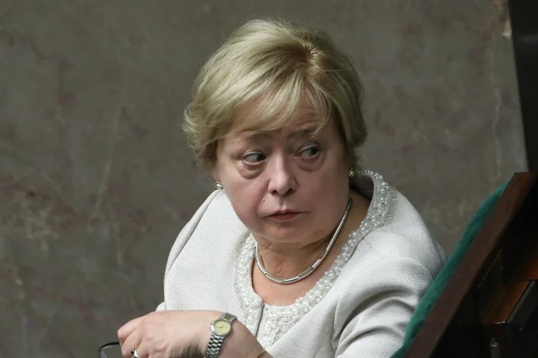 Pokazano jedną z pocztówek, którą prof. Gersdorf dostała od prawicowych hejterów.