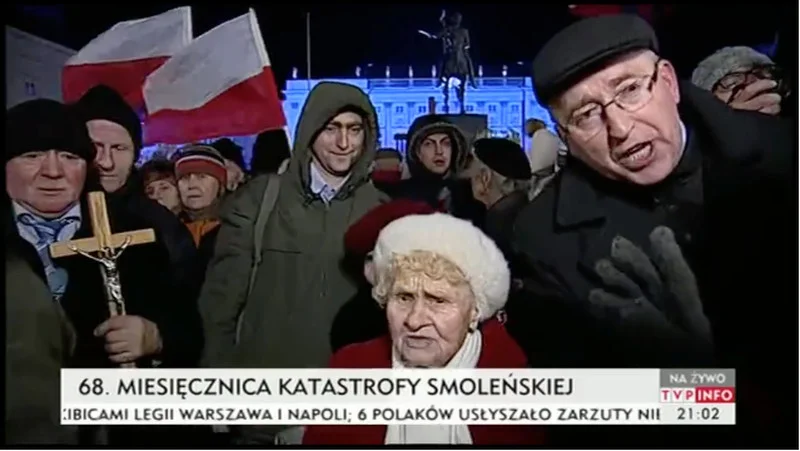 Reporter TVP został napadnięty przez tłum w czasie miesięcznicy smoleńskiej na Krakowskim Przedmieściu.