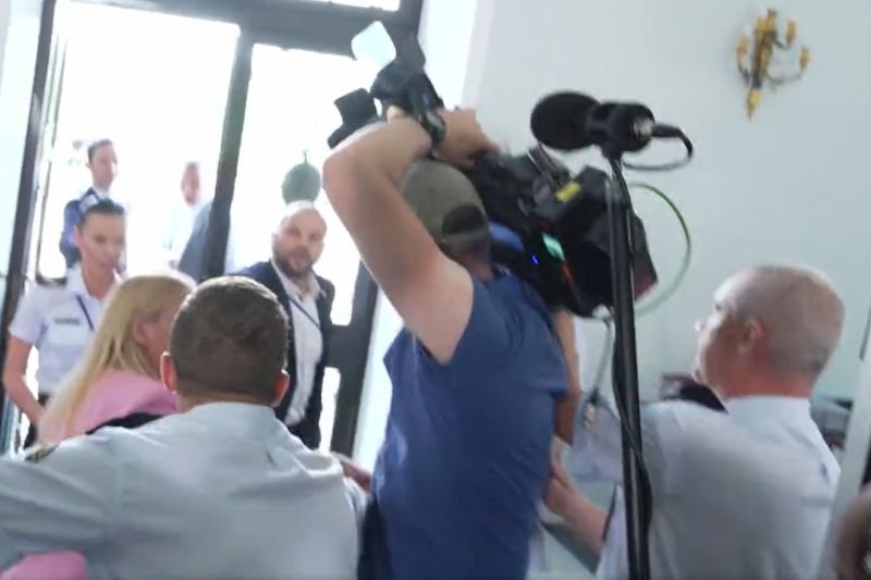 Szarpanina dziennikarzy ze strażą marszałkowską w Sejmie. "Pan premier się zgodził" tylko na TVP