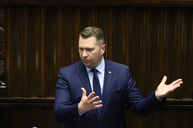 Szef resortu edukacji i nauki Przemysła Czarnek zgłosi do prokuratury sprawę zawieszenia dyrektora szkoły, który zakazał używania symboli Strajku Kobiet.