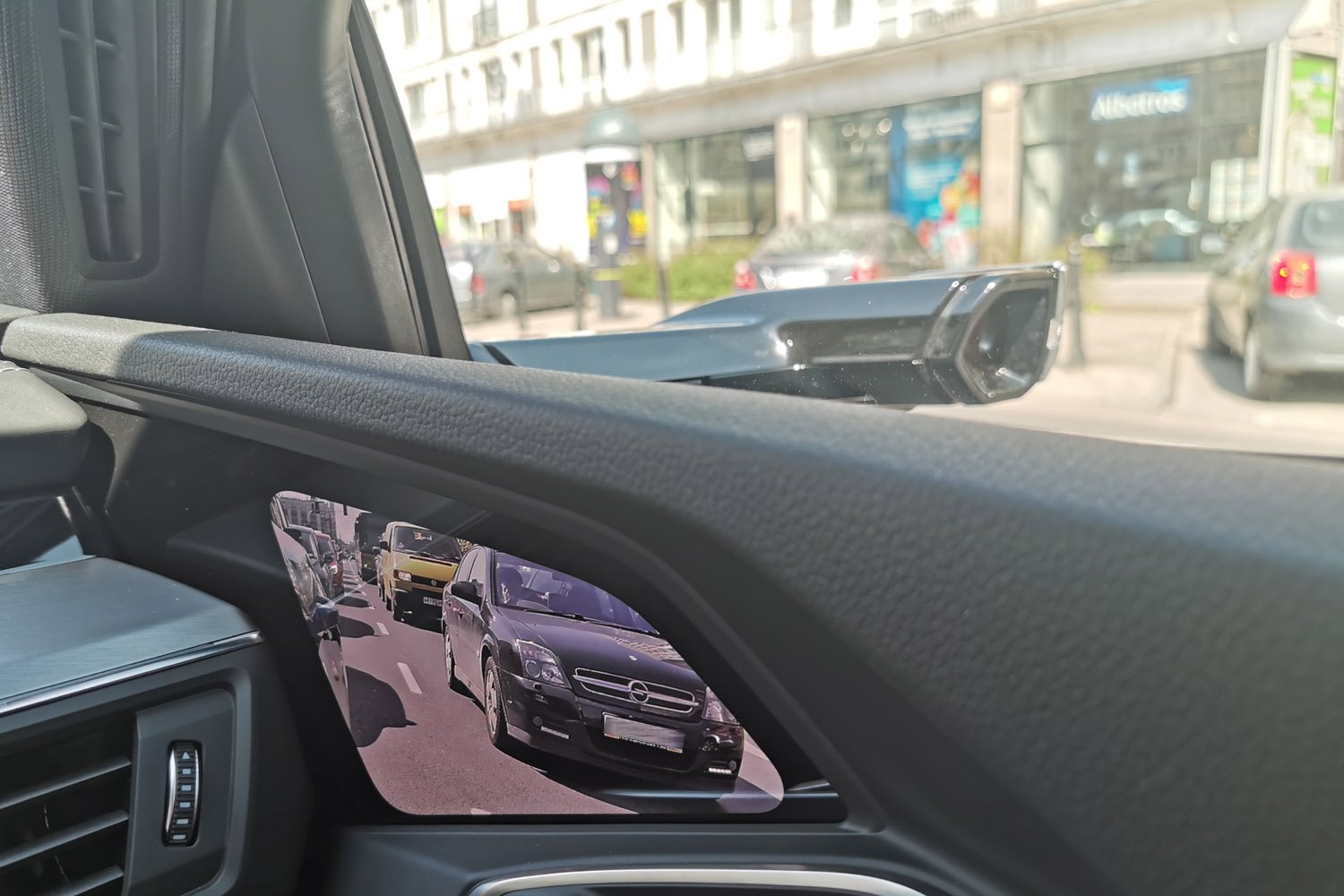 Kamery zamiast lusterek to rozwiązanie, którego wcześniej na własne oczy nie widzieliśmy.