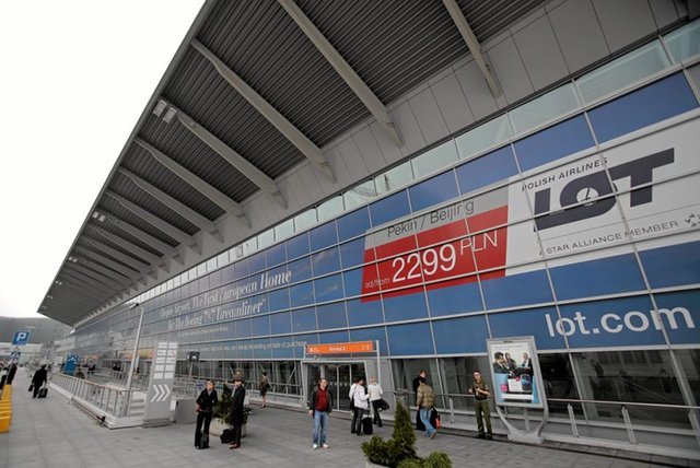 Na Okęciu rosyjski samolot zahaczył skrzydłem o polską maszynę.