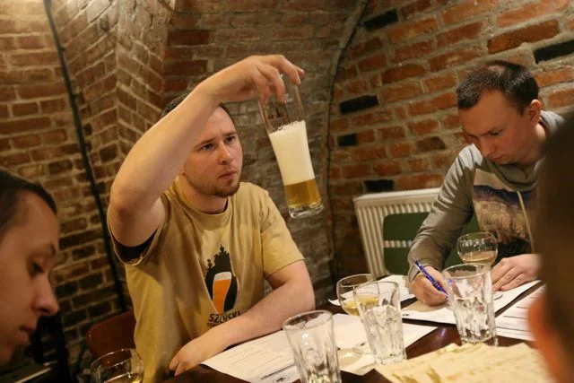 Jak się w tym wszystkim rozeznać? Kursy degustacji piwa organizowane są w multitapach.