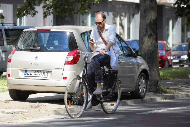 Komórkowcy gadają przez telefon, a co bardziej sprawni także piszą sms-y